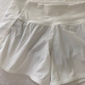 Lululemon Run times short white size 2- great cond